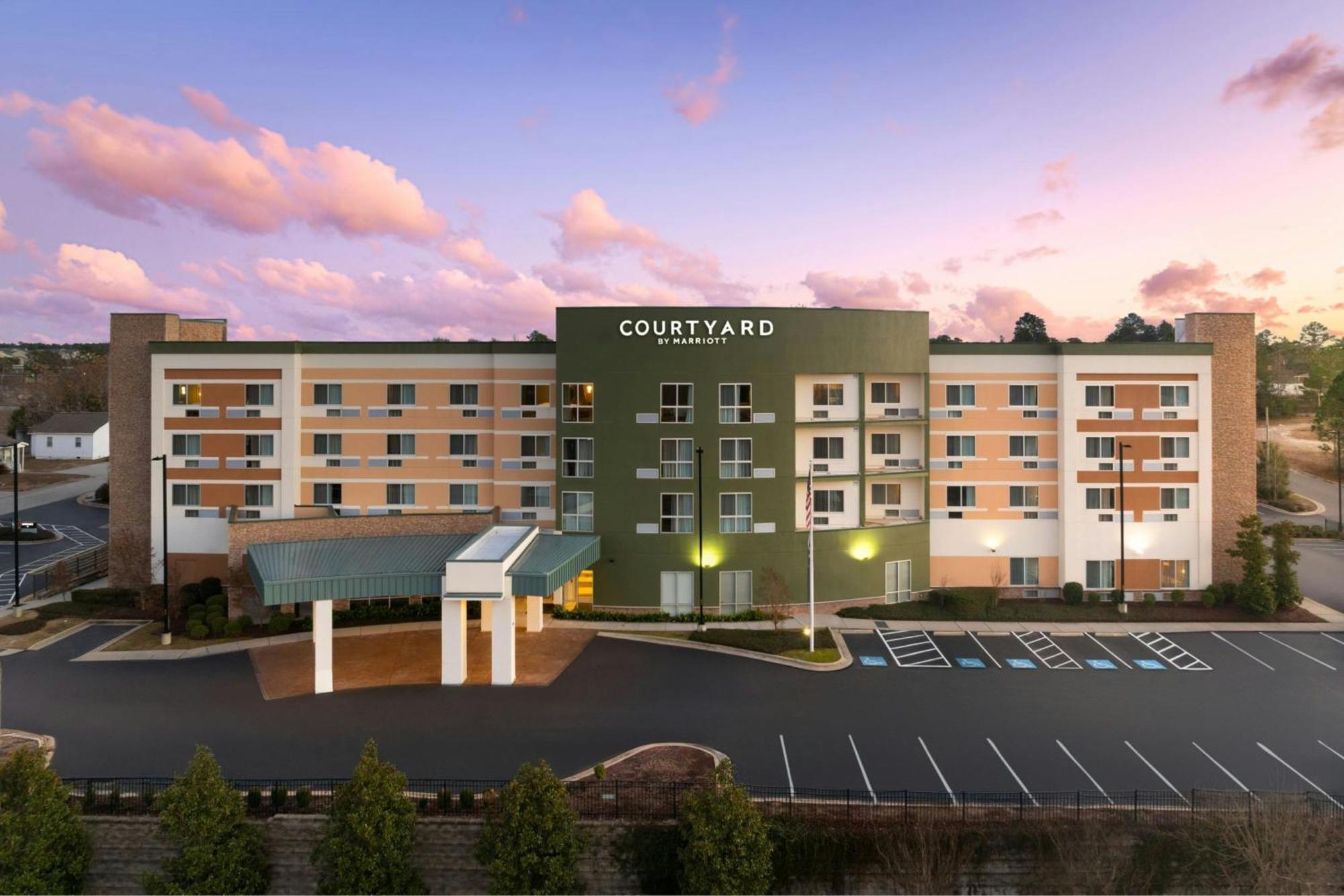 Hotel Courtyard By Marriott Fayetteville Fort Liberty - Spring Lake 2*