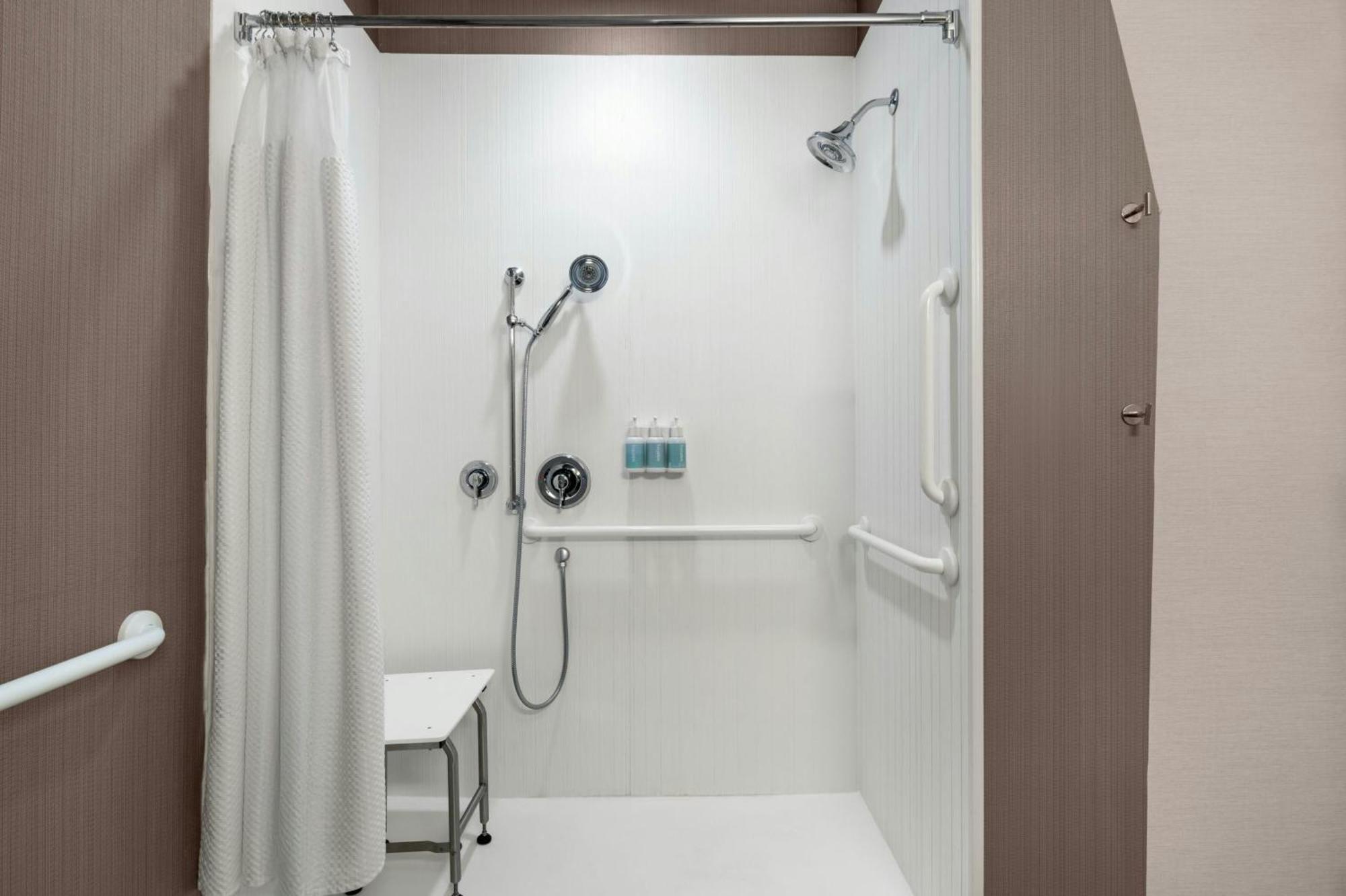 Courtyard By Marriott Fayetteville Fort Liberty - Spring Lake 2*