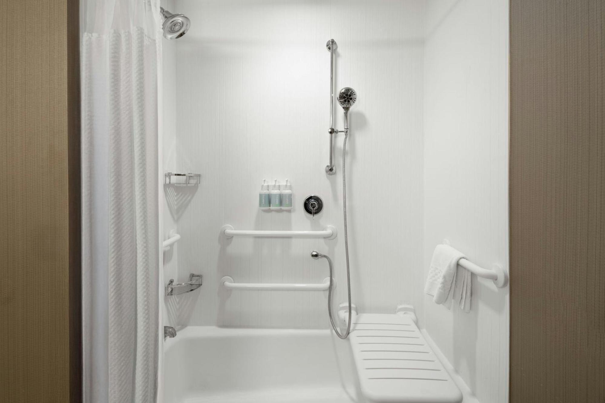 Courtyard By Marriott Fayetteville Fort Liberty - Spring Lake 2*